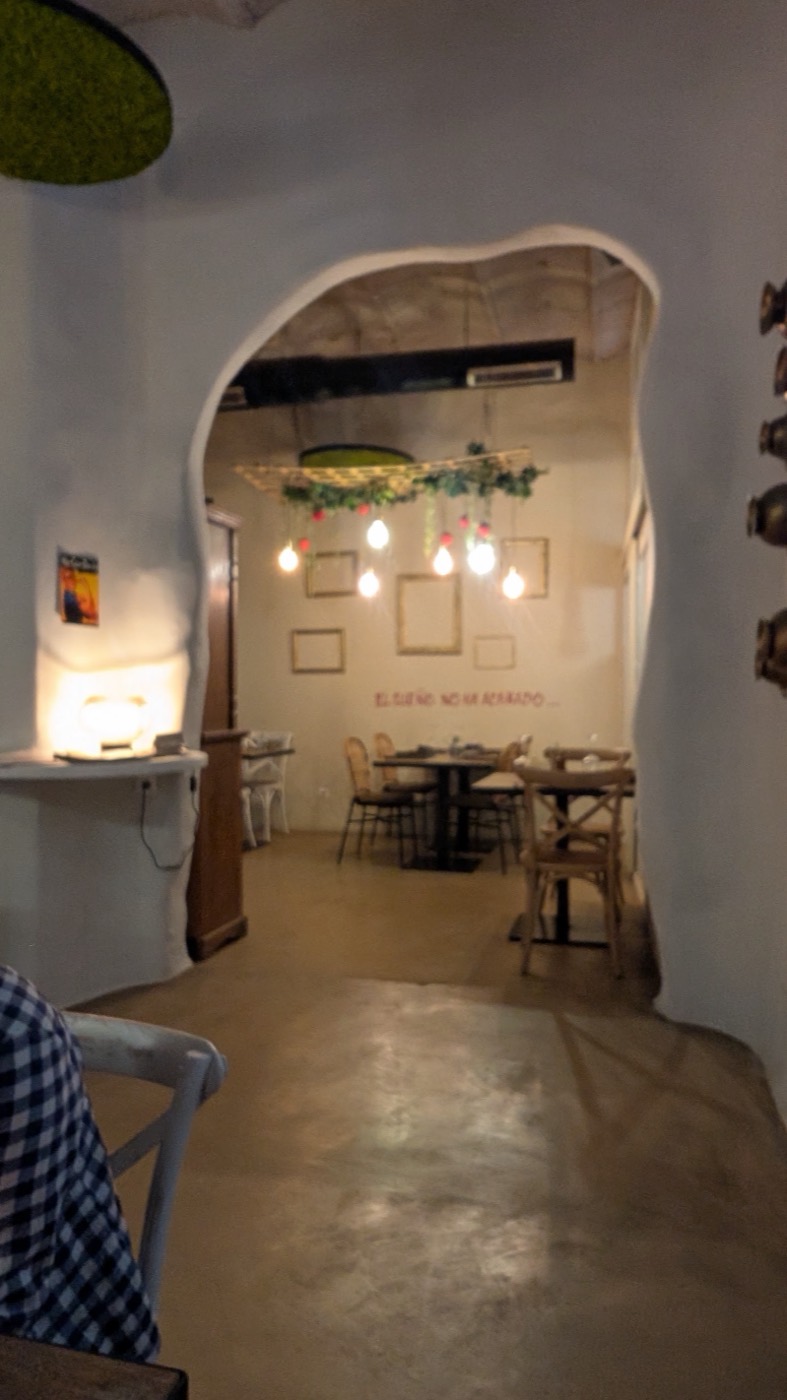 El comedor visto a través de un arco de piedra