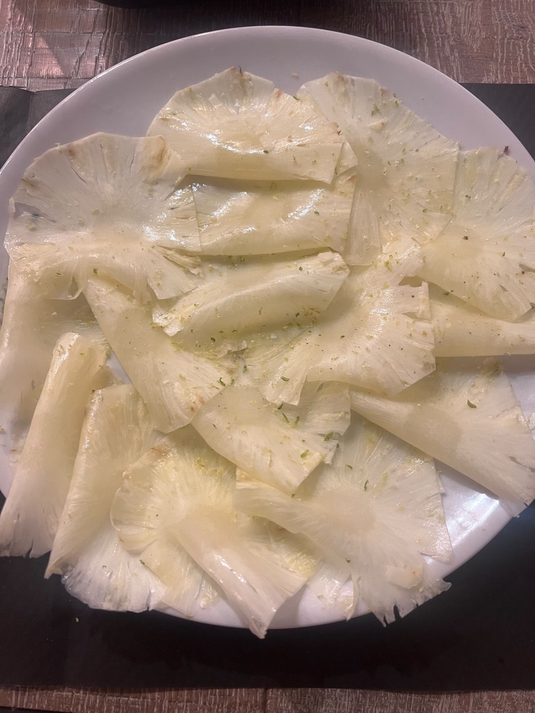 Carpaccio de piña con lima