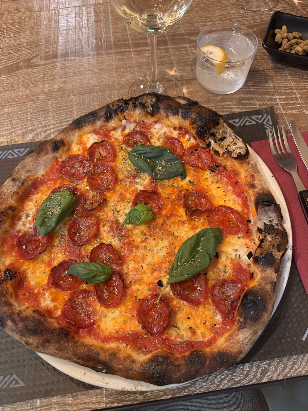 Pizza con salami picante y albahaca