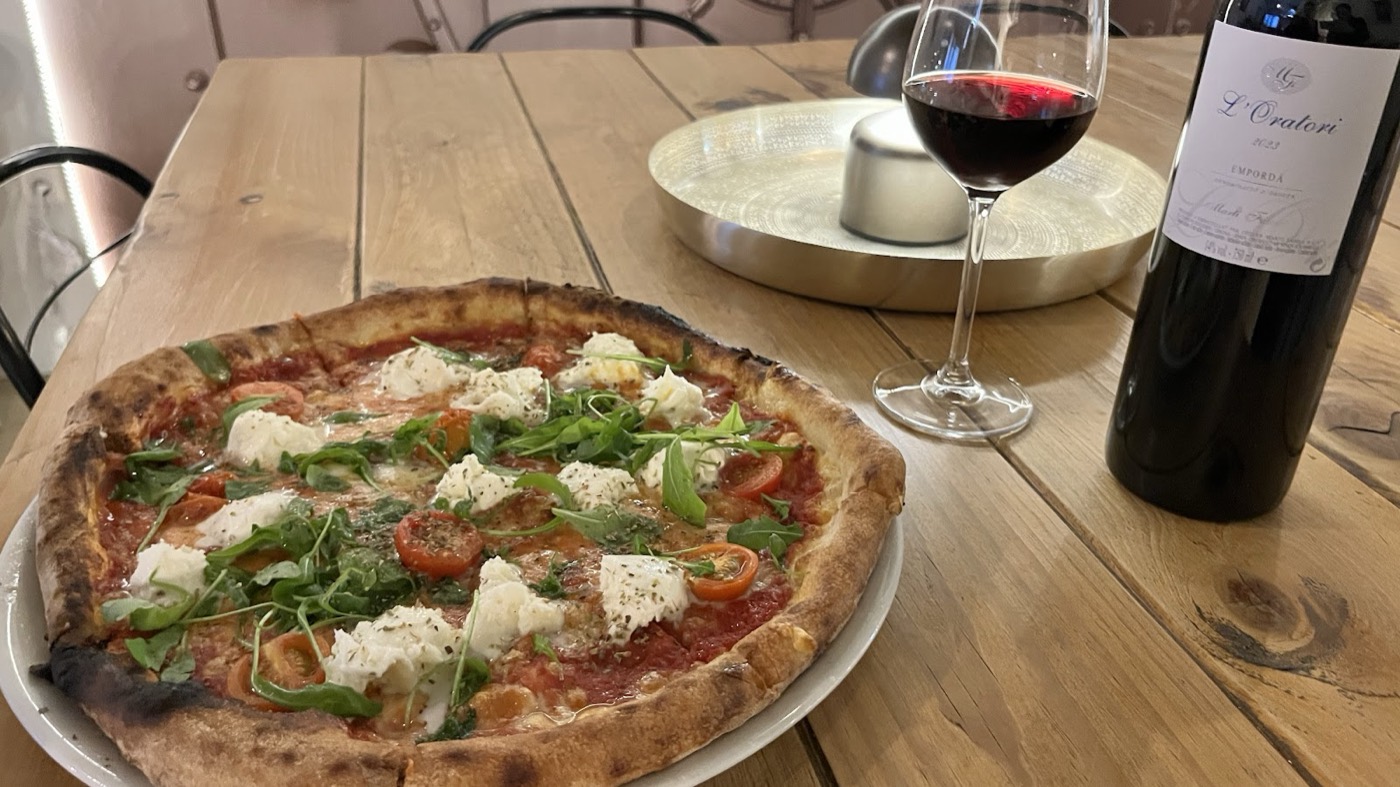 Pizza con una copa de vino tinto