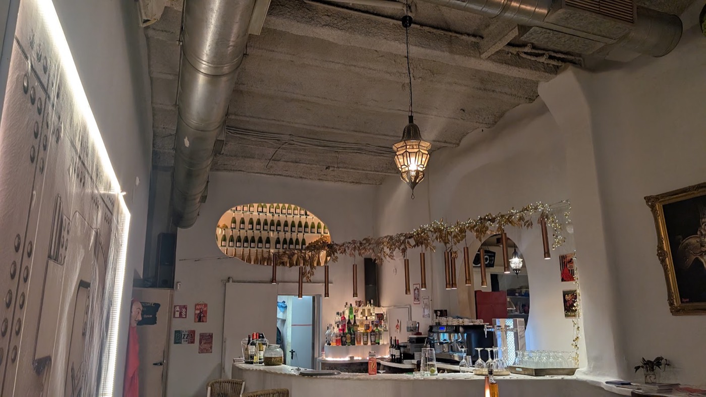 La sala, con techo alto y lámparas